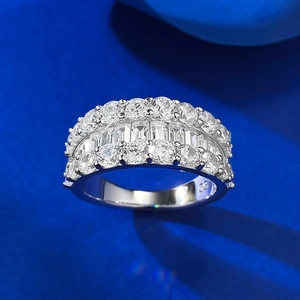Macro de la bague en argent S925 avec trois rangées de zircons baguette et ronds