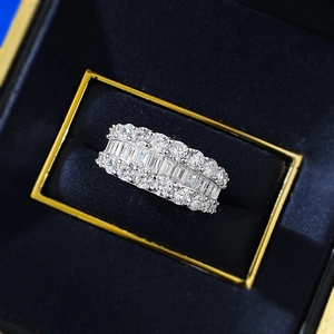 Bague éternité de luxe en argent S925 avec trois rangées de diamants carrés et ronds brillants