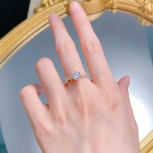 Vue détaillée de la bague en argent S925 doré champagne avec trèfles et zircon rond