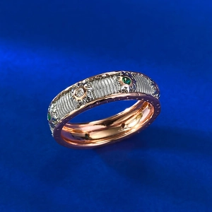 Two-tone brushed gold ring with green emeralds and white diamonds in vintage style