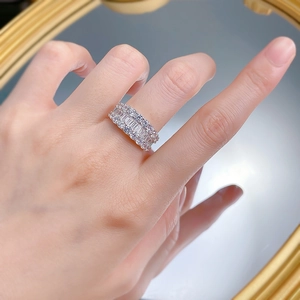 Vue détaillée de la bague en argent à trois rangées de diamants carrés et ronds