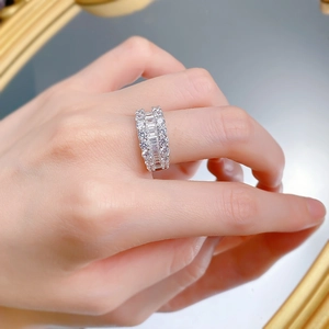 Gros plan sur la bague large en argent S925 ornée de plusieurs rangées de zircons cubiques