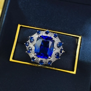 Luxurious 925 silver ring with radiant cut blue sapphire and halo of white diamonds