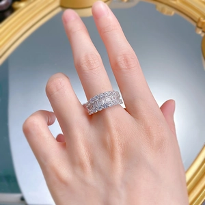 Vue détaillée d'une bague large en argent avec trois rangées de diamants baguettes et ronds