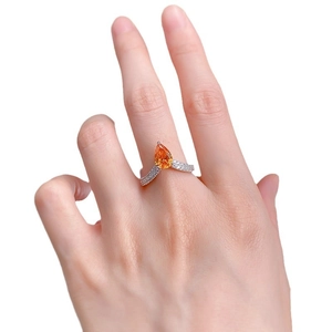 Bague élégante en argent 925 en forme de V avec pierre orange poire et micro-pavé de diamants