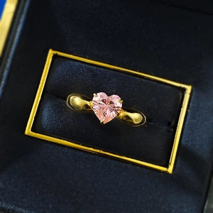 Bague élégante en forme de cœur rose avec ailes dorées présentée dans un coffret cadeau