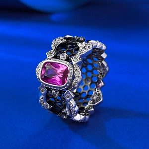 Bague cocktail en argent S925 avec pierre rose rectangulaire et motifs nid d'abeille noirs