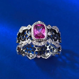 Détail d'une bague en argent S925 avec pierre rose et motif de nid d'abeille noir