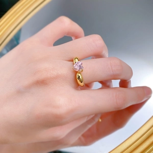 Vue macro d'une bague en diamant rose en forme de cœur avec un anneau doré