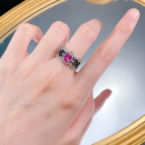 Bague élégante en argent S925 avec pierre rose de 5x7mm et détails en dentelle