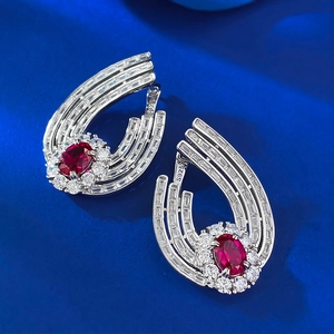 Boucles d'oreilles élégantes en argent S925 avec gemme rouge et zircons brillants