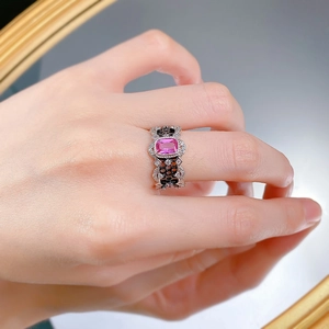 Détail de la bague en argent S925 avec saphir rose, dentelle creuse et éclats de diamant