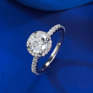 Luxurious S925 sterling silver halo engagement ring with round cut 1ct moissanite diamond