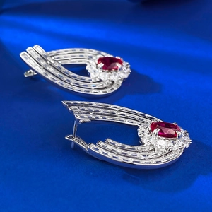 Boucles d'oreilles en argent S925 avec pierre rouge ovale et pavé de zircons blancs