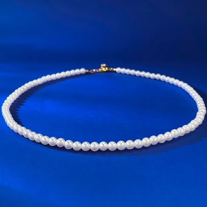 Collier en argent S925 style français avec perles de coquillage blanches et fermoir doré