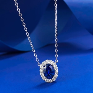 Collier en argent 925 élégant avec pendentif saphir bleu sur fond de soie bleue luxueuse