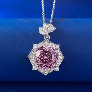 Macro d'un collier fleur en argent S925 avec pierre rose de 10mm et pétales pavés