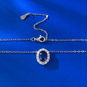 Collier en argent 925 avec pendentif saphir bleu ovale et entourage de diamants