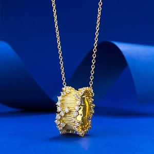Exquis collier cylindre brossé plaqué or S925 avec zircons pavés étincelants