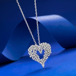 Eleganter S925 Silber Herzanhänger mit glänzenden Kristallen in Pavé-Fassung für Damen