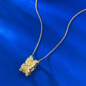 Collier en argent S925 plaqué or avec pendentif cylindrique brossé et pierres de zircon