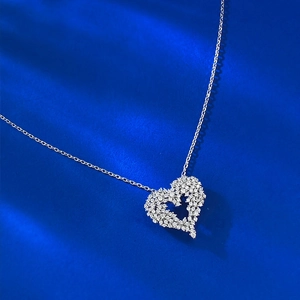 Nahaufnahme der S925 Silber Herzanhänger-Halskette mit schimmerndem Zirkonia-Pavé-Besatz