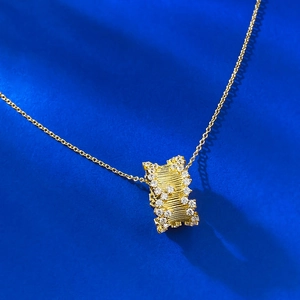 Exquis collier en argent S925 plaqué or avec pendentif rectangulaire texturé et cristaux