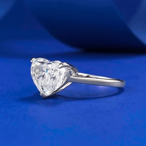 Vue latérale macro d'une bague en argent S925 avec un diamant carbone de 10x8mm en coeur
