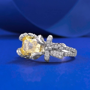 Bague luxe en argent S925 avec pierre jaune taille radiant et anneau pavé en nœud
