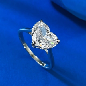 Macro d'une bague coeur en diamant carbone 10x8mm et argent S925 vue à 45 degrés