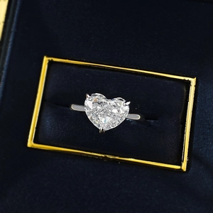 Bague en argent S925 avec diamant coeur 10x8mm dans un écrin à bijoux en velours noir