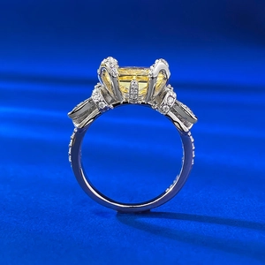Vue détaillée d'une bague luxe en argent 925 avec diamant jaune de 7x9mm taillé