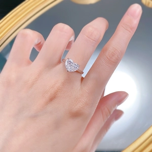 Bague avec pierre précieuse cœur 10x8mm et anneau argenté minimaliste sur la main