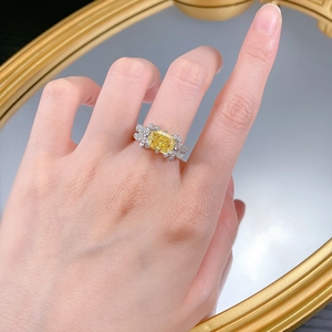 Bague papillon en argent S925 avec pierre jaune 7x9mm portée sur main et miroir doré