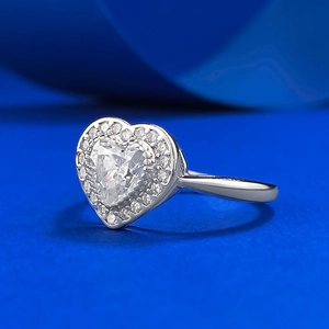 Bague élégante en argent S925 avec cristal blanc en forme de cœur sur un décor bleu vif