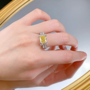 Détail d'une bague en argent S925 avec diamant jaune 7x9mm et accents de nœuds papillon