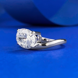Gros plan d'un diamant blanc ovale de 8x10mm serti sur une bague élégante en argent S925