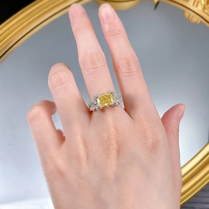 Détail d'une bague en argent S925 avec diamant jaune 7x9mm et motif de nœud papillon chic