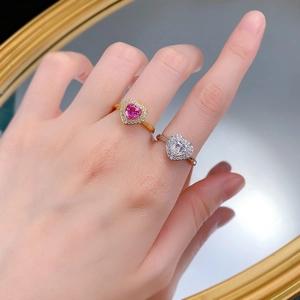 Gros plan de bagues en argent S925 et or avec diamants en forme de cœur et halo