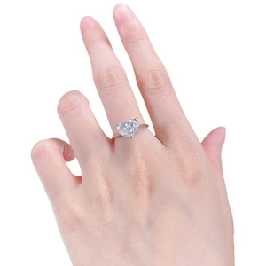 Bague élégante en argent S925 avec diamant coeur 10x8mm sur la main d'une femme