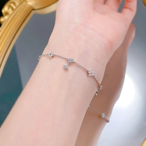 Détail d'un bracelet en argent S925 avec breloques trèfles et pierres de zircone cubique