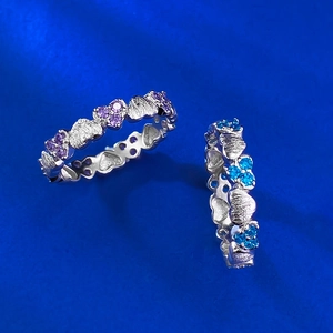 Bague cœur vintage en argent 925 avec pierres violettes et texture brossée sur bleu