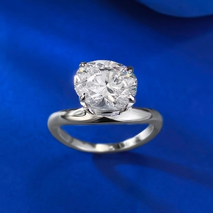 Bague élégante en argent S925 avec un grand diamant de carbone blanc taille ovale et quatre griffes
