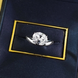 Bague en argent S925 avec diamant ovale blanc 8x10mm dans son écrin en velours bleu