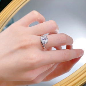 Détail d'une bague en argent S925 avec diamant ovale et sertissage classique à quatre griffes