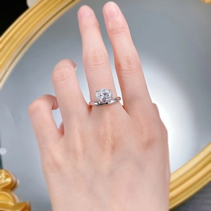 Gros plan d'une bague en argent S925 avec diamant carbone blanc coupe ovale 8x10mm