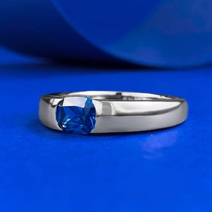 Elegant 925 silver ring featuring a deep blue square-cut gemstone on a polished band