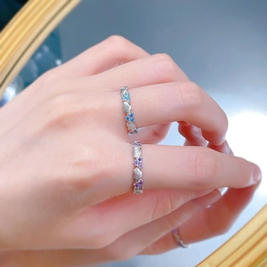 Détail de bagues cœur en argent 925 vintage avec zircons violets et bleus