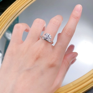 Gros plan détaillé d'une bague bypass en argent S925 avec diamant ovale en carbone blanc