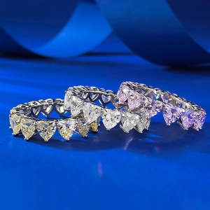Tre anelli eternity in argento S925 con pietre a cuore nei colori giallo e rosa